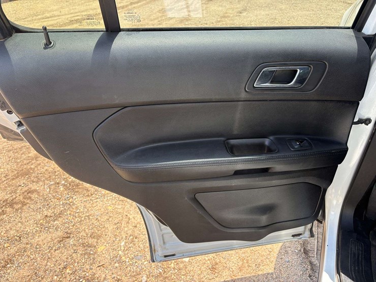 2016-ford-explorer-image-16