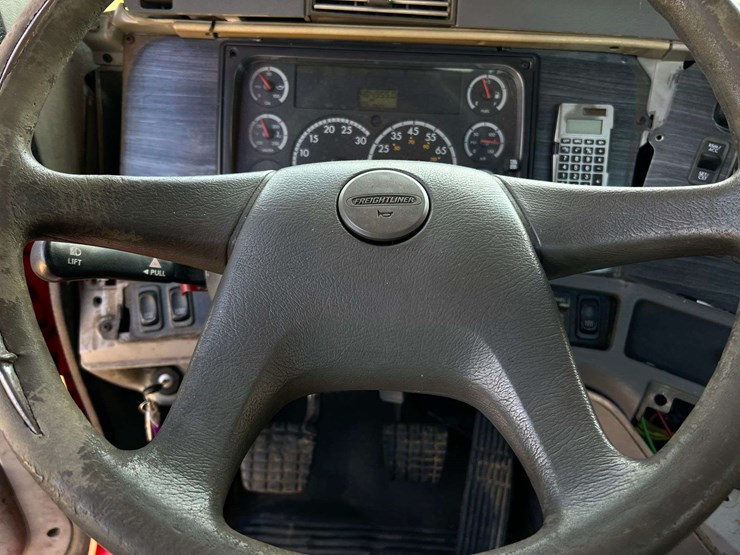 2006-freightliner-columbia-120-image-37