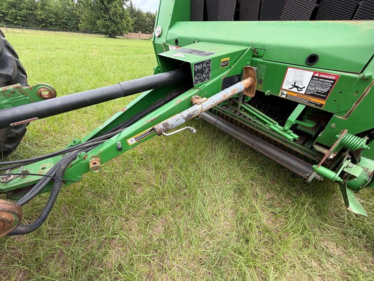 2010-john-deere-568-image-26