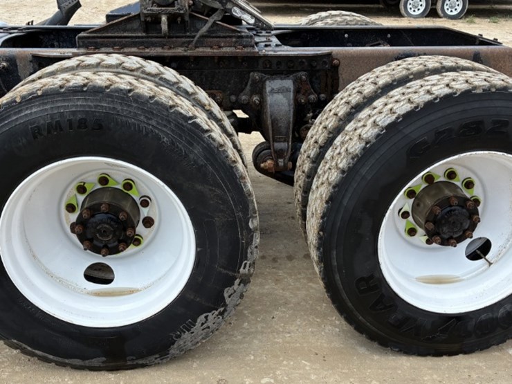 2016-freightliner-coronado-122-sd-image-9