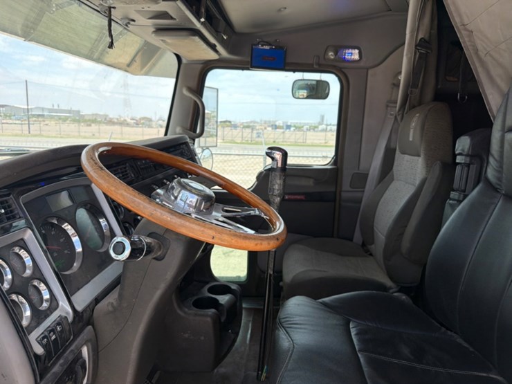 2013-kenworth-w900-image-12