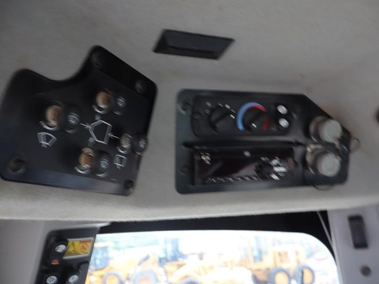 2016-caterpillar-140-image-49