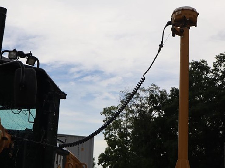 2016-caterpillar-140-image-32
