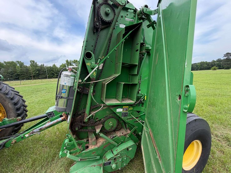 2010-john-deere-568-image-23
