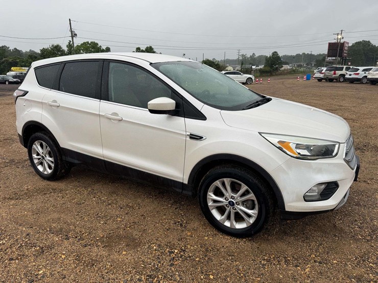 2017-ford-escape-se-image-2