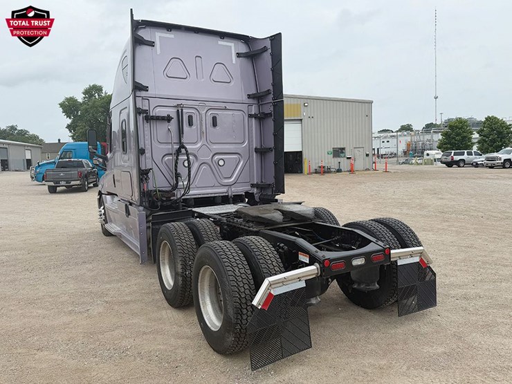 2023-freightliner-cascadia-126-image-2