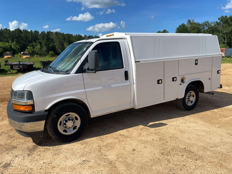 2019-chevrolet-express-3500-image-1