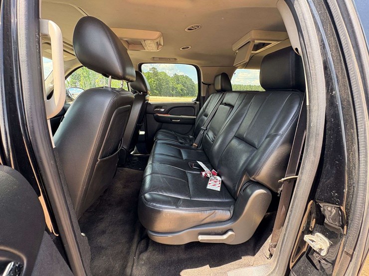 2012-chevrolet-suburban-1500-image-16