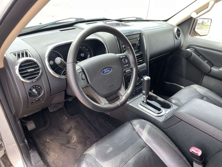 2010-ford-explorer-xlt-image-11