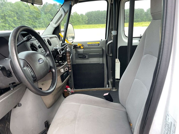 2010-ford-econoline-350-image-10