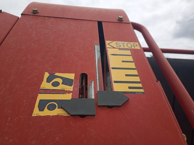 new-holland-br740-image-46