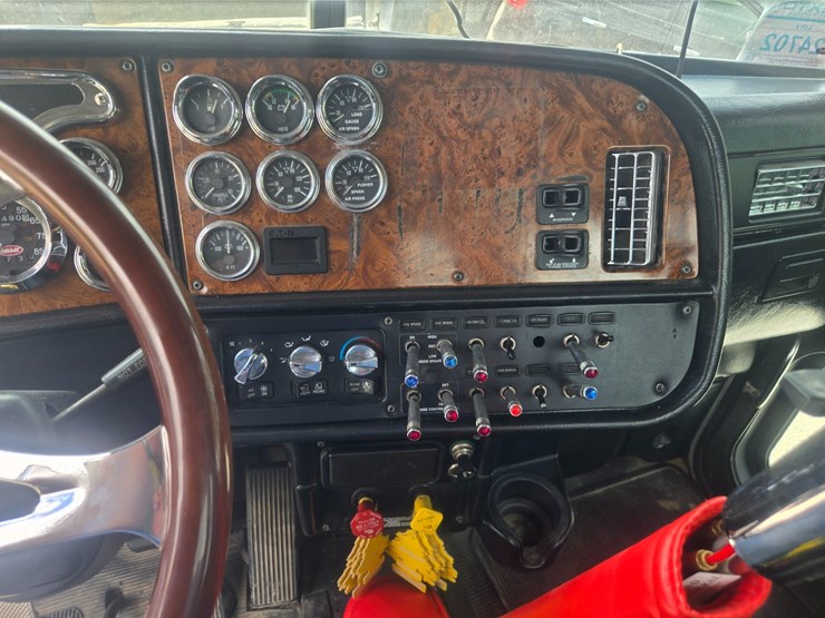 2004-peterbilt-378-image-58