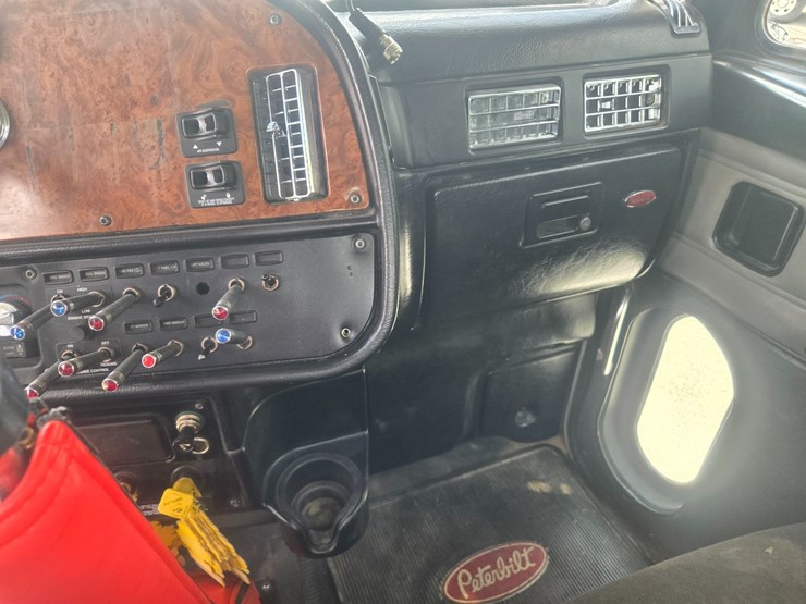2004-peterbilt-378-image-57