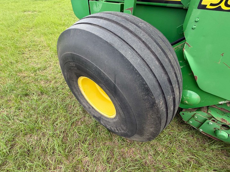 2010-john-deere-568-image-12