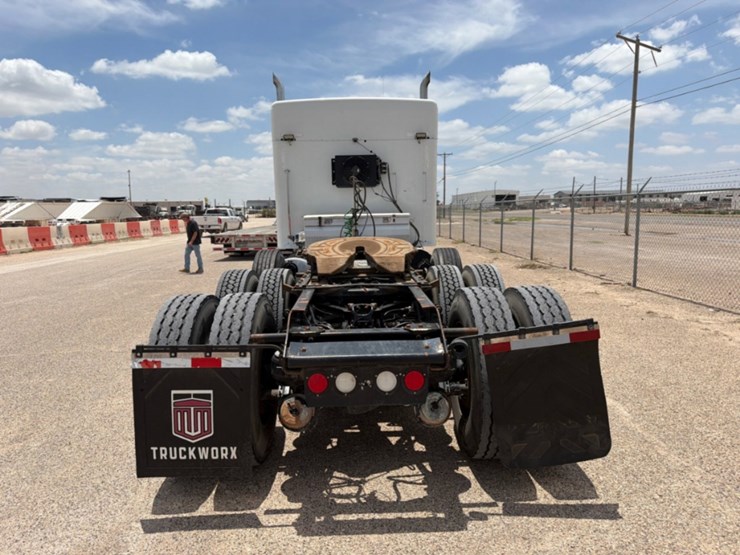 2013-kenworth-w900-image-8