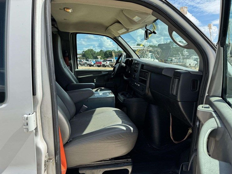 2013-chevrolet-express-2500-image-15