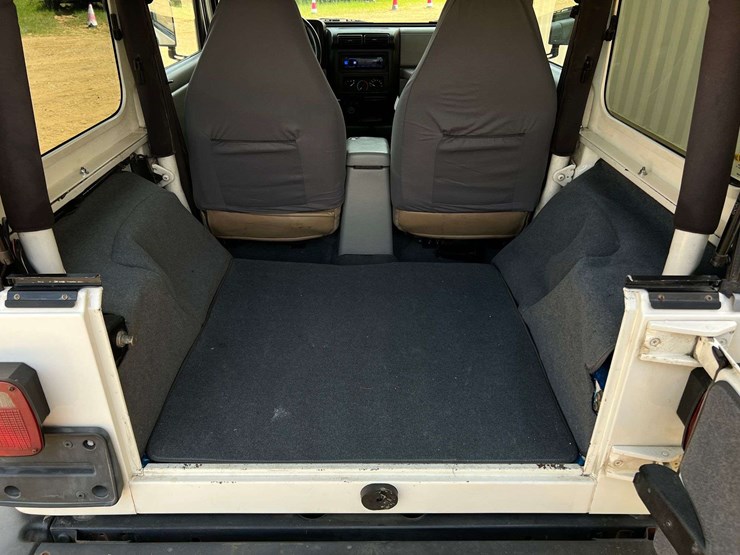 1999-jeep-wrangler-image-39