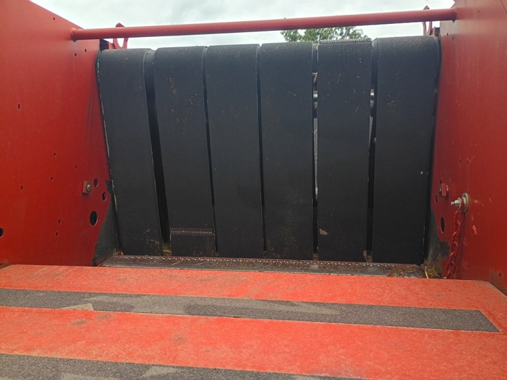 new-holland-br740-image-36