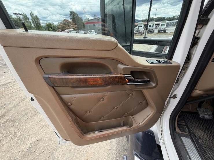 2016-kenworth-t680-image-30