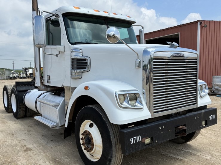 2016-freightliner-coronado-122-sd-image-3