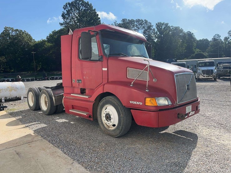 1999-volvo-vn-image-3