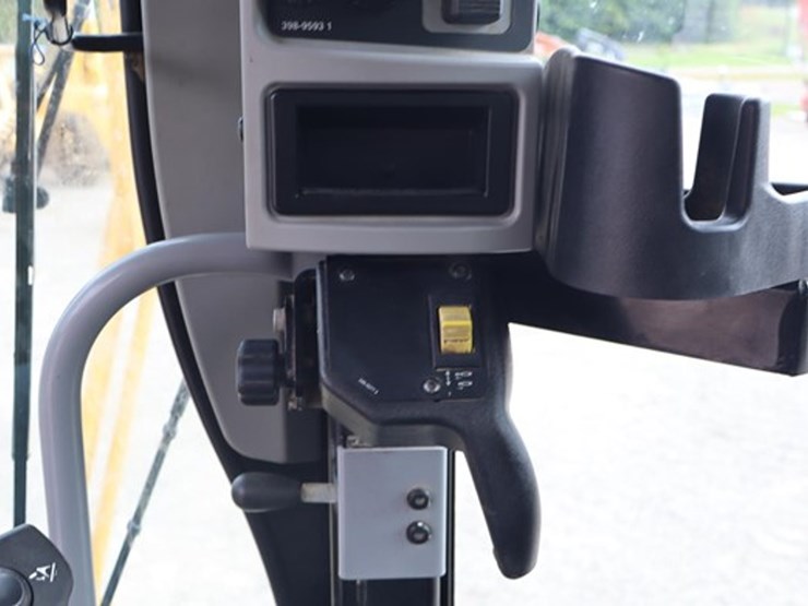2016-caterpillar-140-image-59