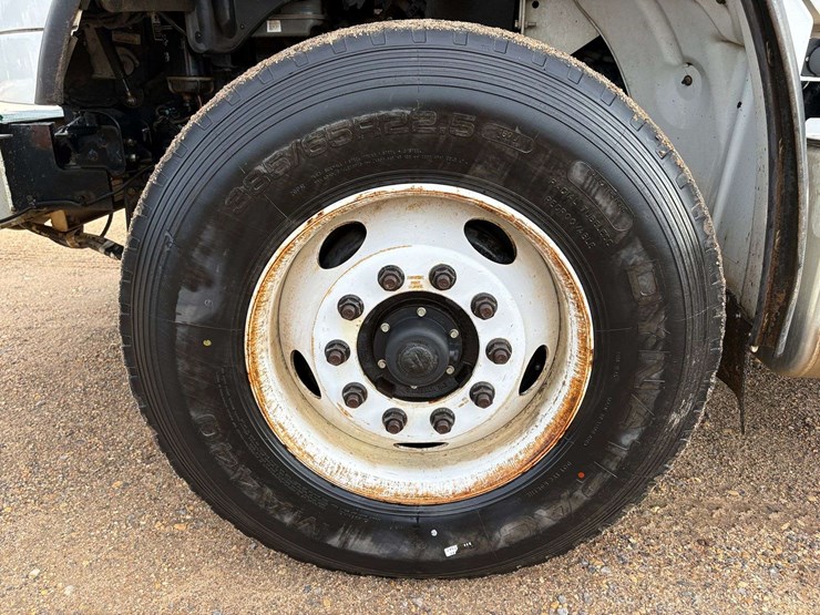 2013-freightliner-m2-106-image-6