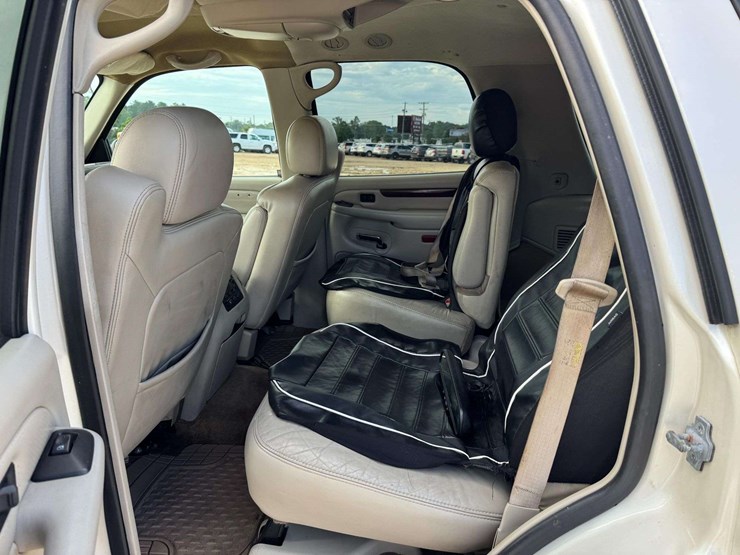 2005-cadillac-escalade-image-17