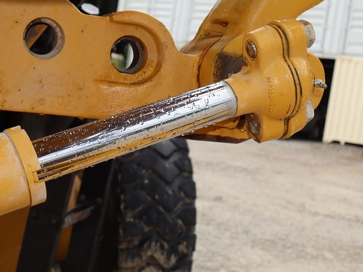 2016-caterpillar-140-image-36