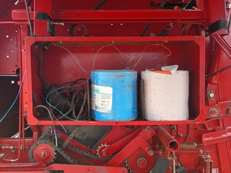 new-holland-br740-image-22