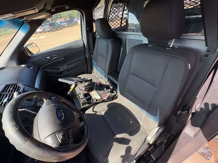 2016-ford-explorer-image-15