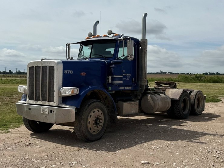 2015-peterbilt-389-image-1