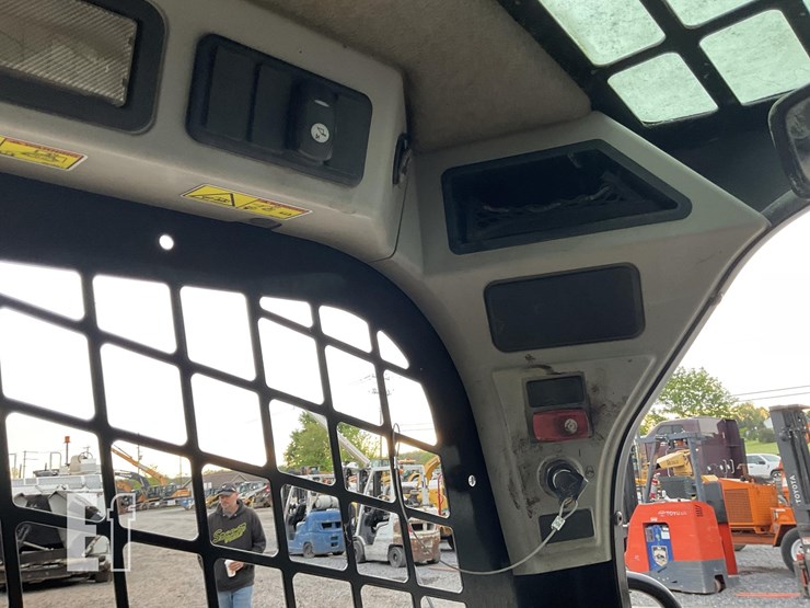 2014-caterpillar-242d-image-14