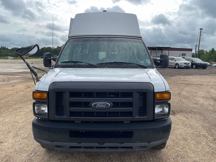 2010-ford-econoline-350-image-5