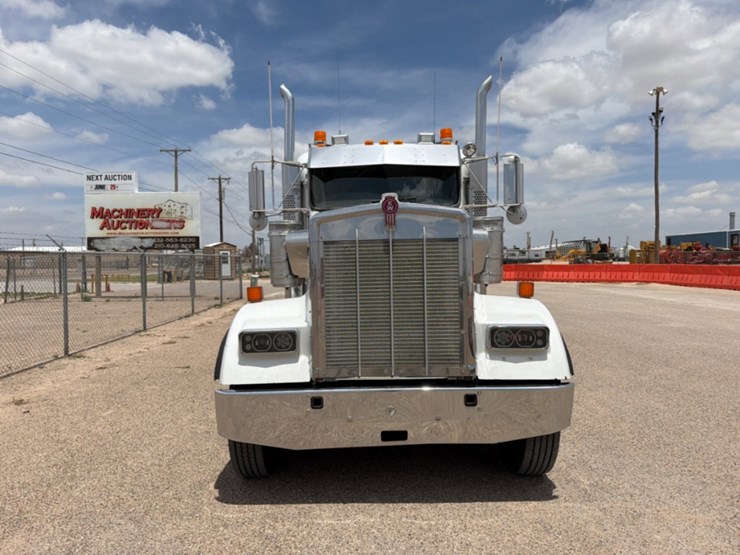 2013-kenworth-w900-image-2