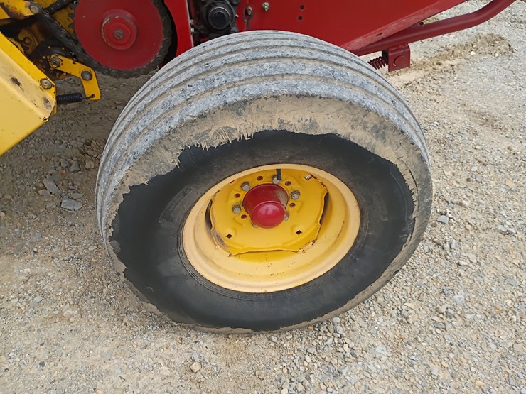 new-holland-br740-image-39