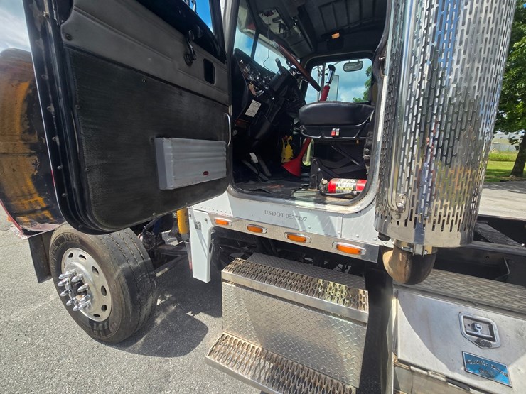 2004-peterbilt-378-image-51