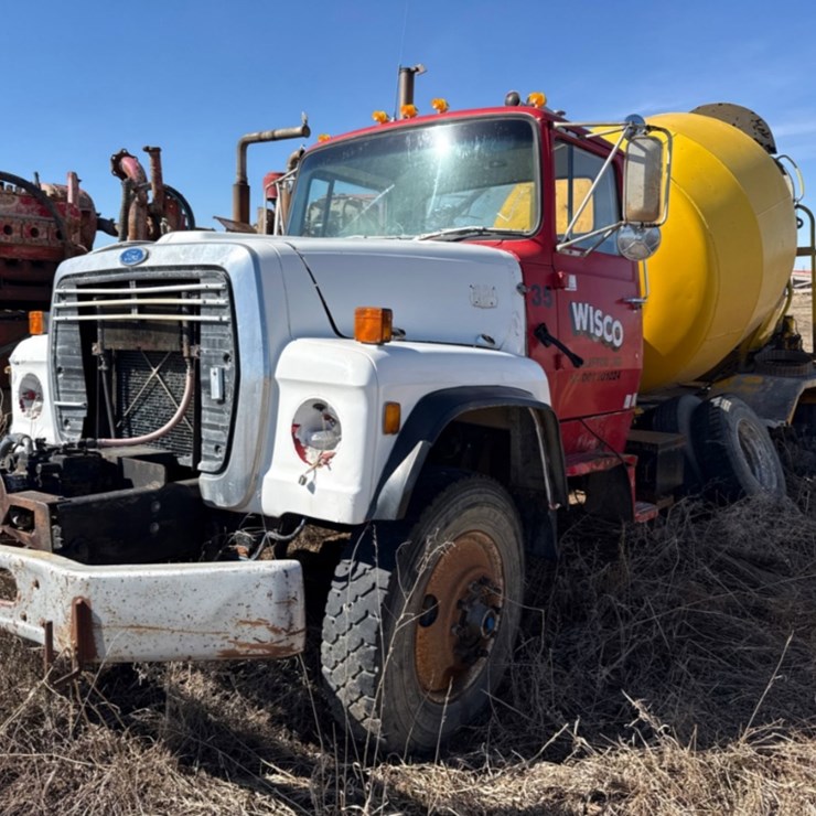 FIRD MIXER TRUCK (INOPERABLE)