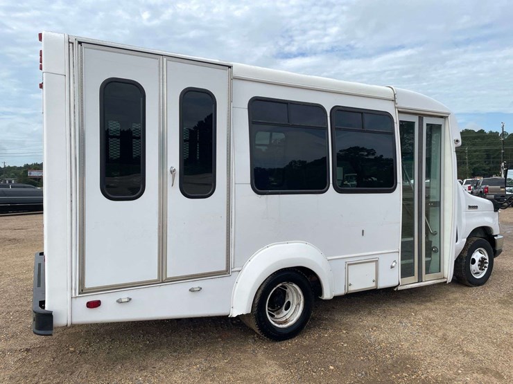 2019-ford-e350-image-3