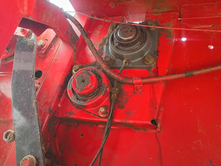 new-holland-br740-image-34