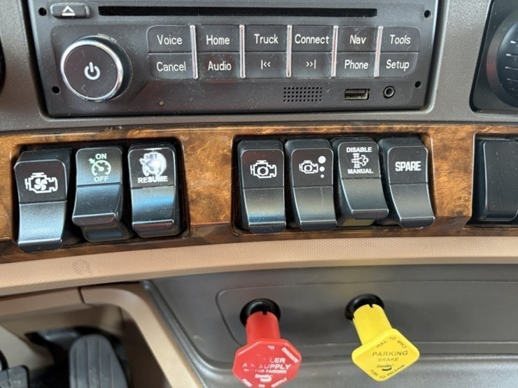 2016-kenworth-t680-image-37