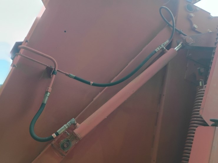 new-holland-660-image-23