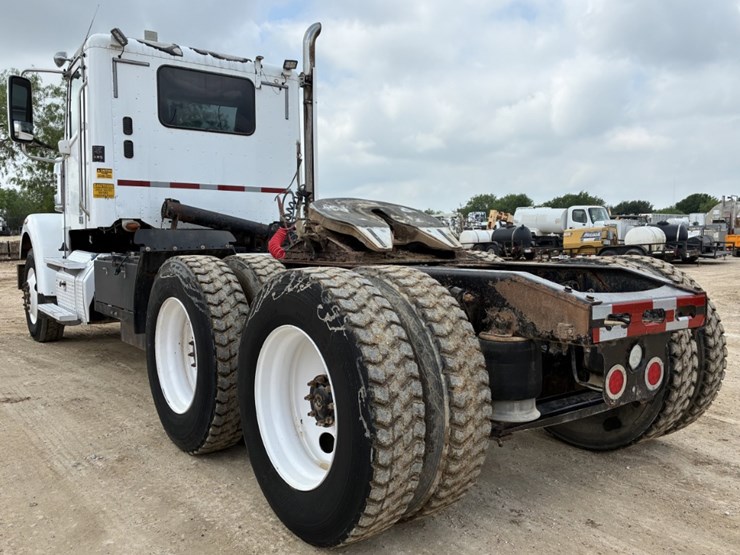 2015-freightliner-coronado-122-sd-image-6
