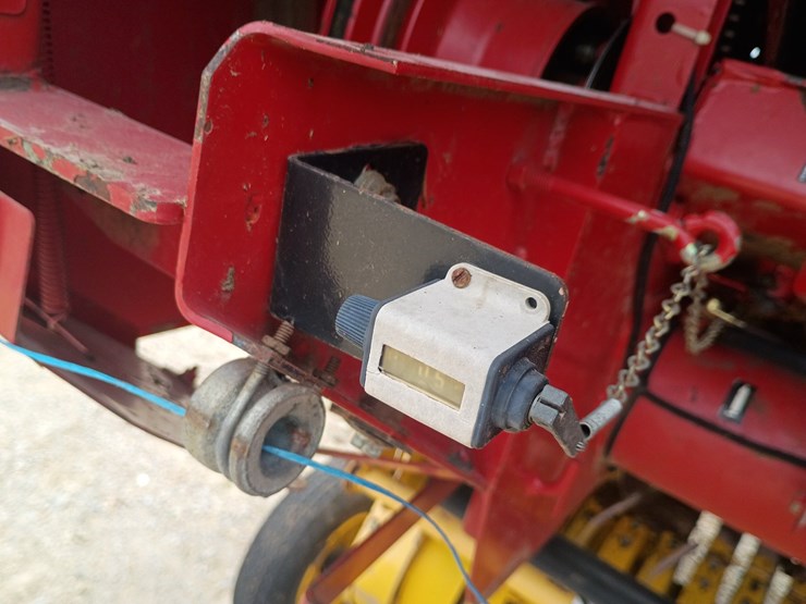 new-holland-br740-image-18