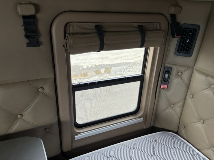 2016-kenworth-t680-image-46