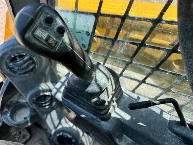 2019-caterpillar-236d3-image-23