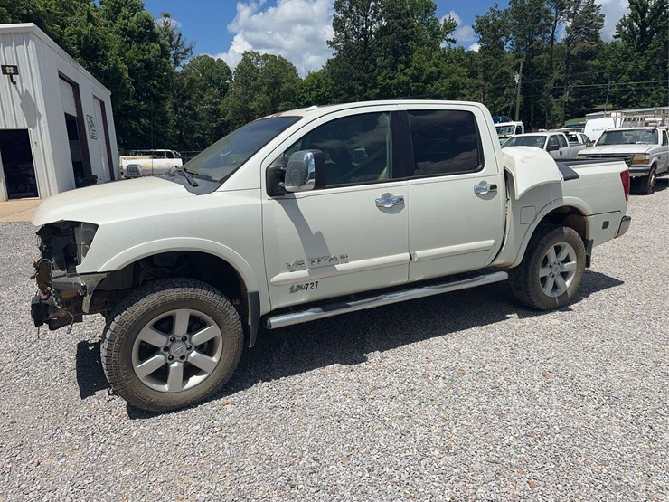 2015-nissan-titan-image-2