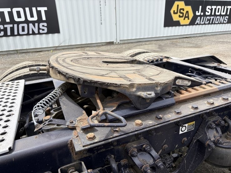 2016-kenworth-t680-image-25