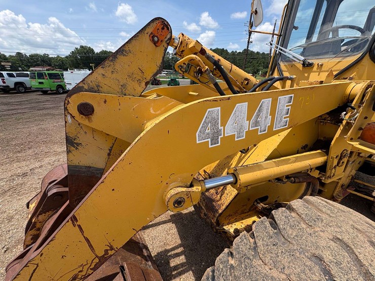 john-deere-444-image-27