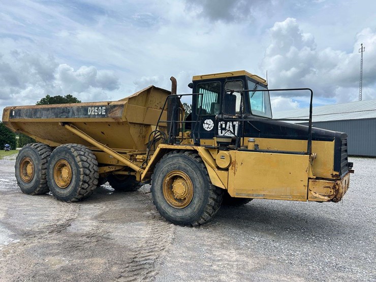 caterpillar-d250e-image-4